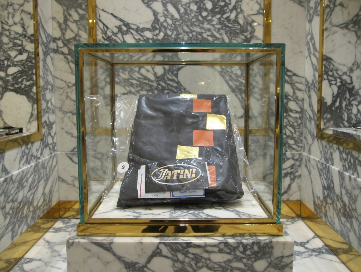 JATINI ONE OF ONE GOLD TEE. SIZE-SMALL