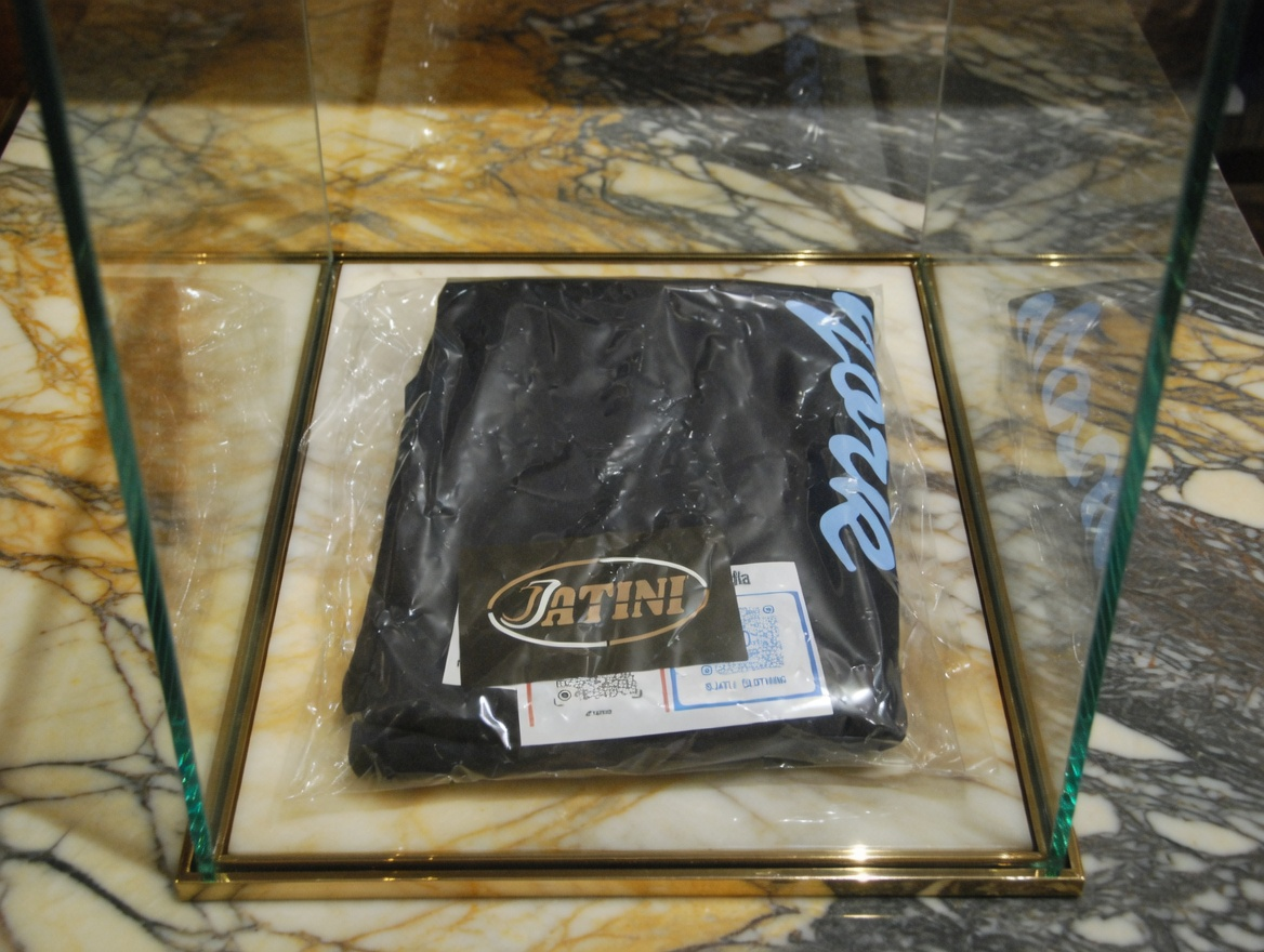JATINI ONE OF ONE NEW YORK TEE. SIZE-SMALL