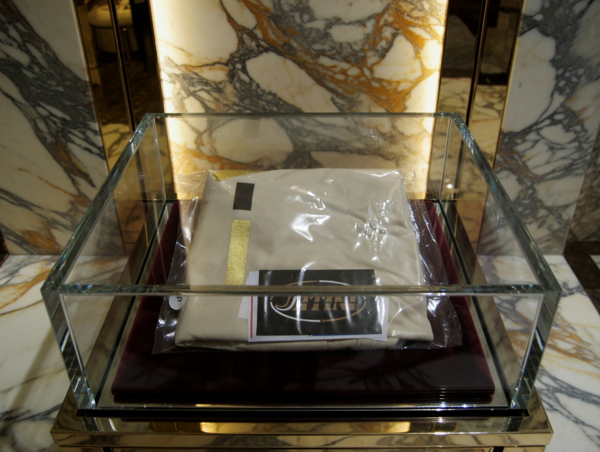 JATINI ONE OF ONE GOLD TEE. SIZE-SMALL