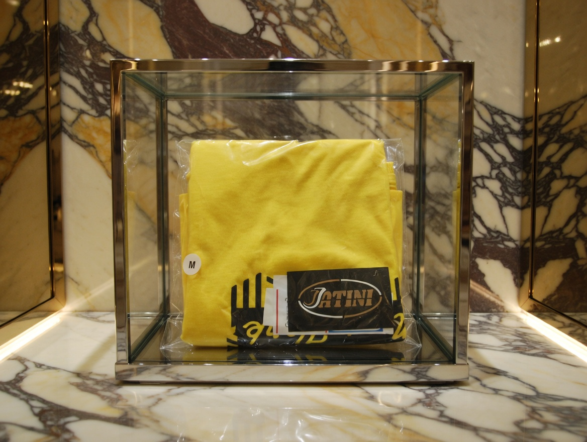 JATINI ONE OF ONE NEW YORK TEE. SIZE-MEDIUM