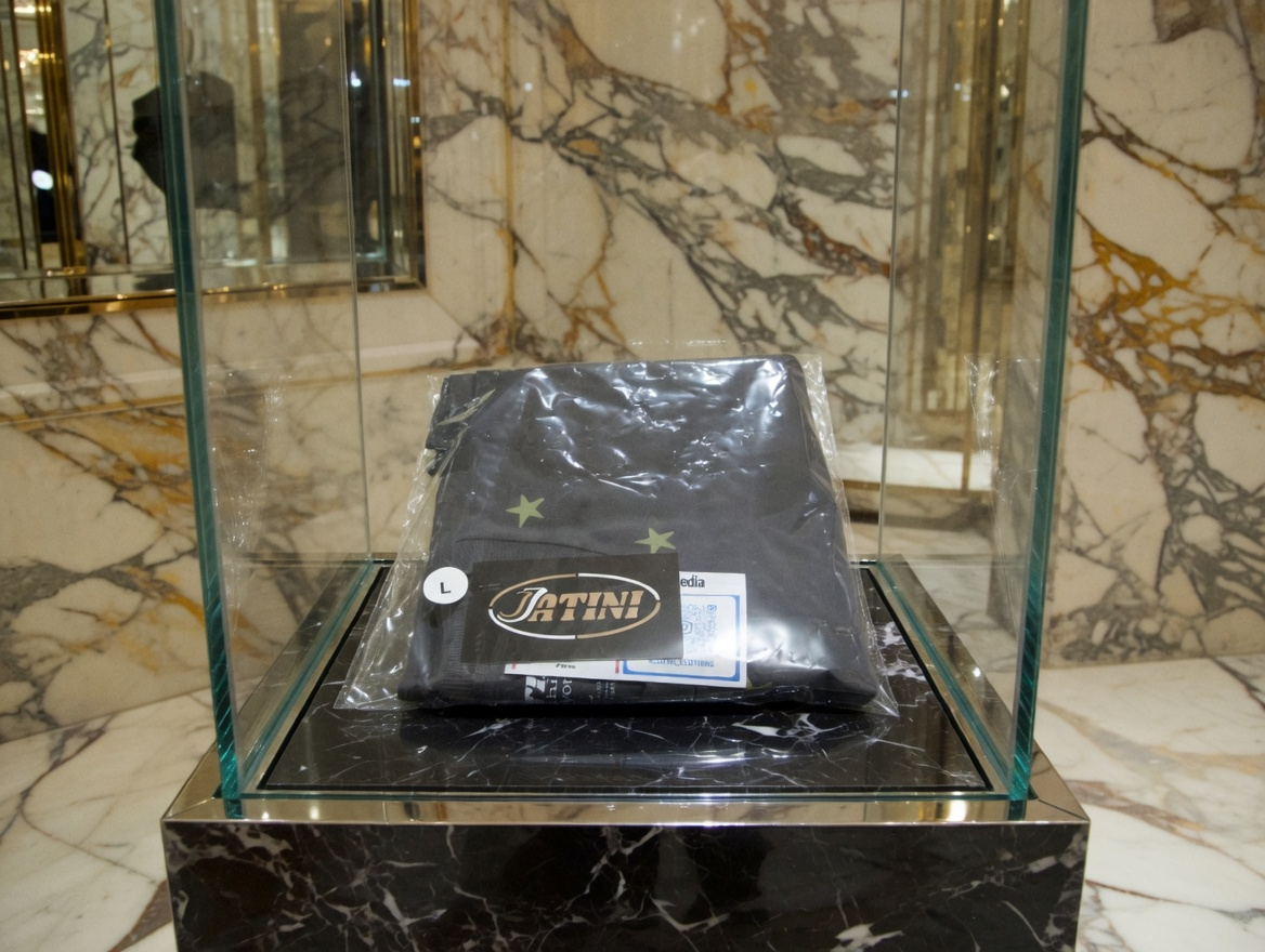 JATINI ONE OF ONE REFLECTIVE TEE. SIZE-LARGE