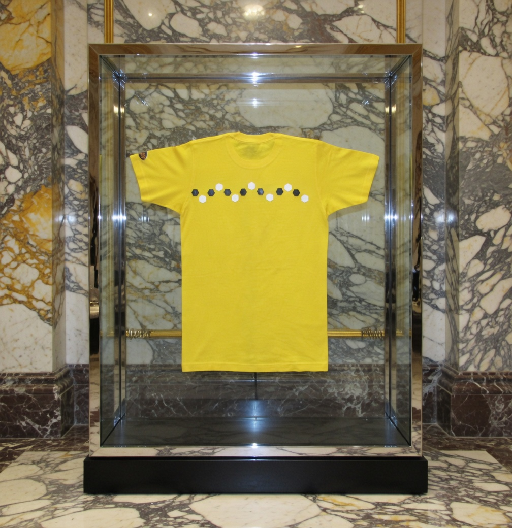 JATINI ONE OF ONE REFLECTIVE TEE. SIZE.-SMALL