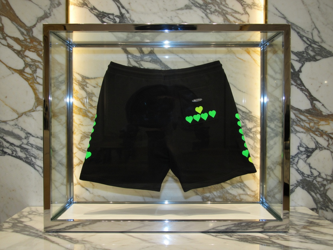 JATINI ONE OF ONE SHORTS. SIZE 2-XLAGRE