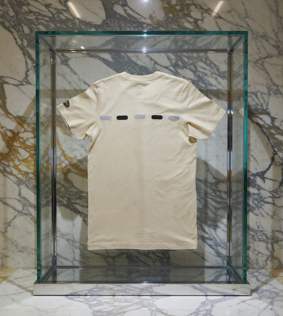 JATINI ONE OF ONE REFLECTIVE TEE. SIZE-SMALL