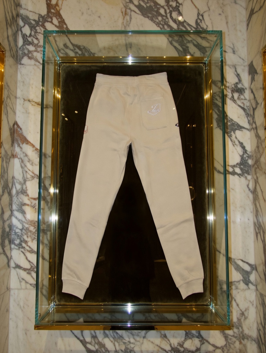 JATINI ONE OF ONE JOGGER PANTS. SIZE-LARGE