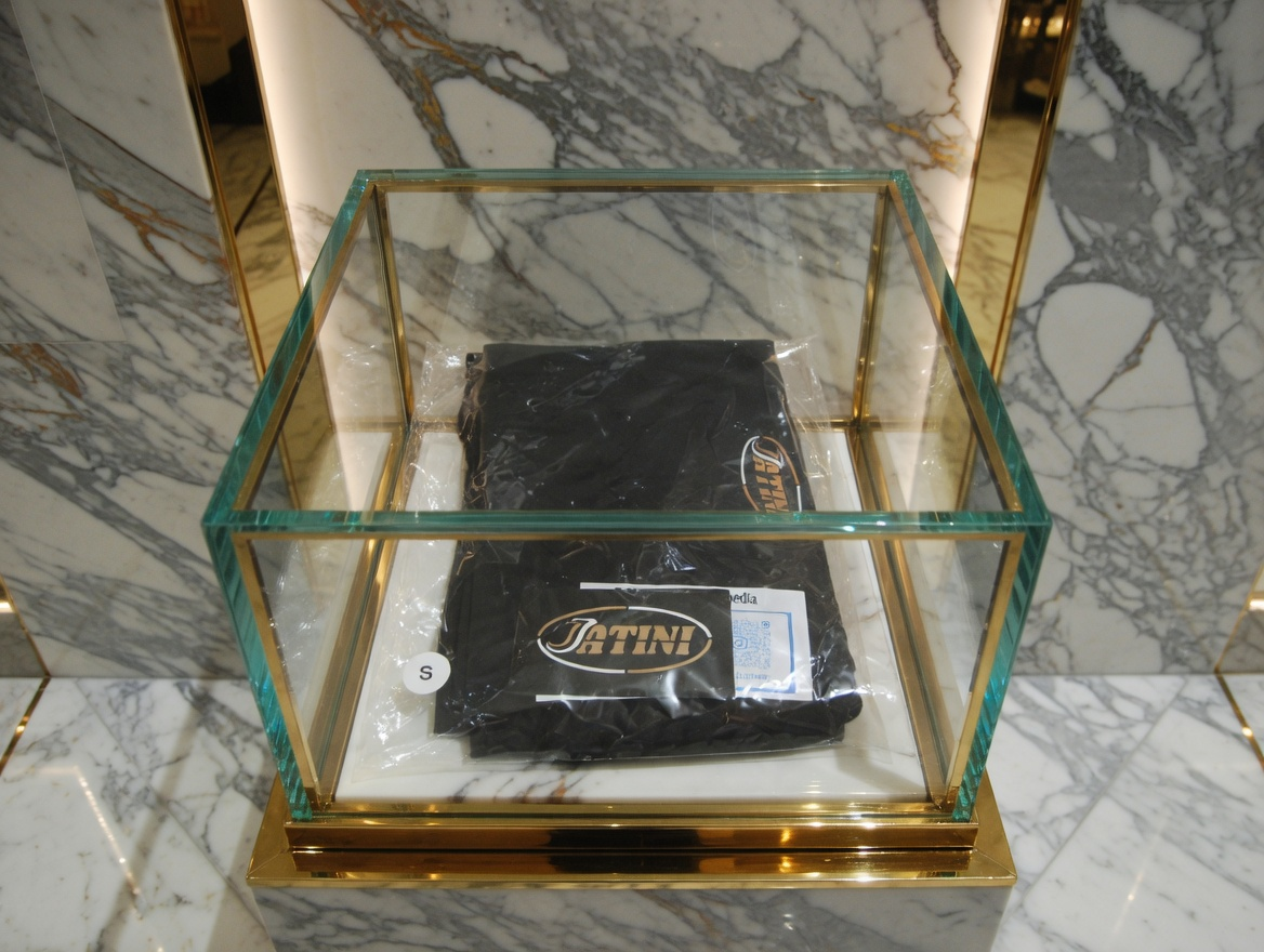JATINI ONE OF ONE CLASSIC TEE. SIZE -SMALL