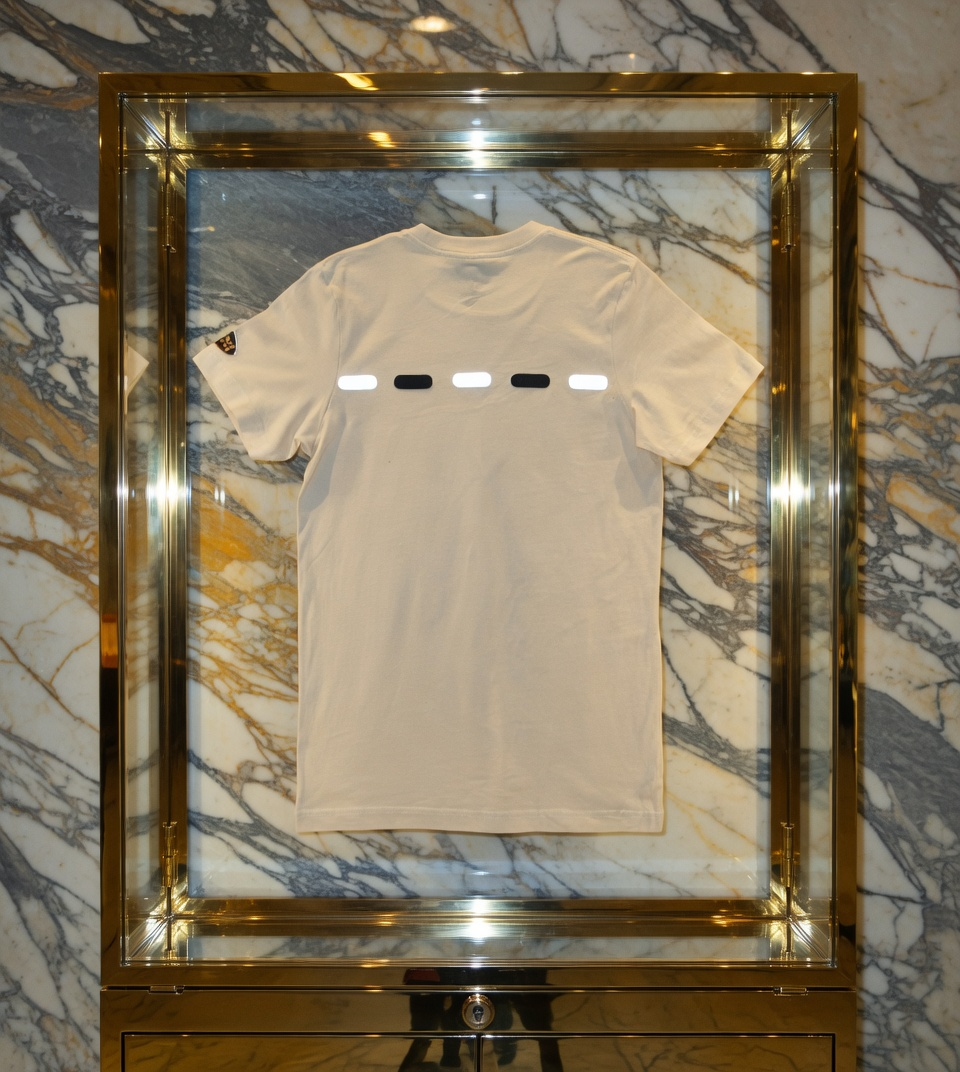 JATINI ONE OF ONE REFLECTIVE TEE. SIZE-SMALL