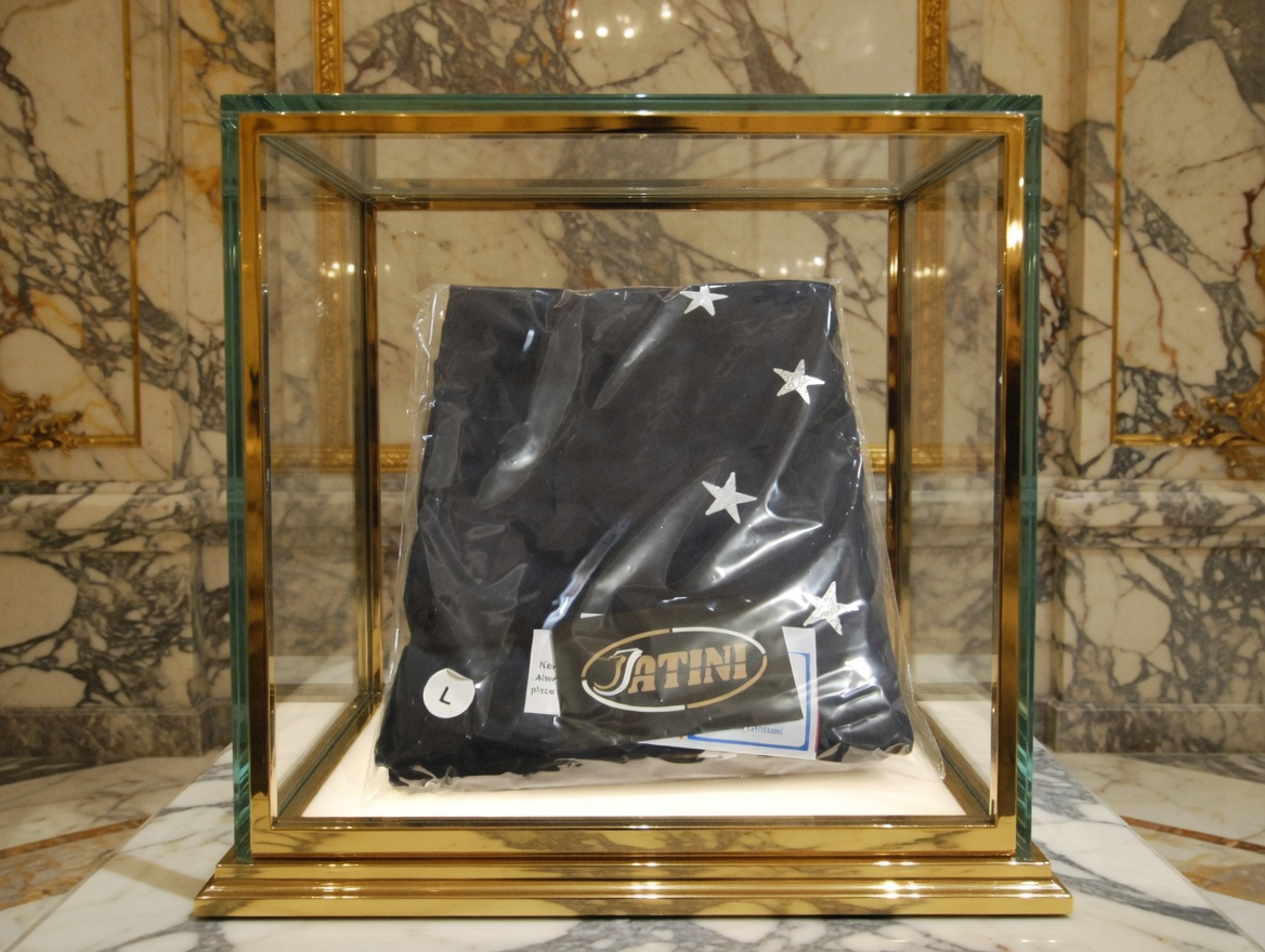 JATINI ONE OF ONE GOLD TEE. SIZE-LARGE