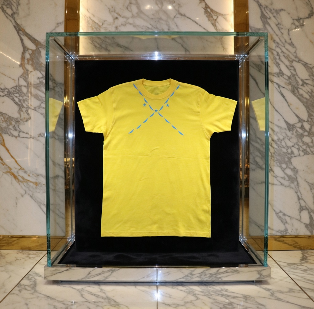 JATINI ONE OF ONE NEON TEE. SIZE-LARGE