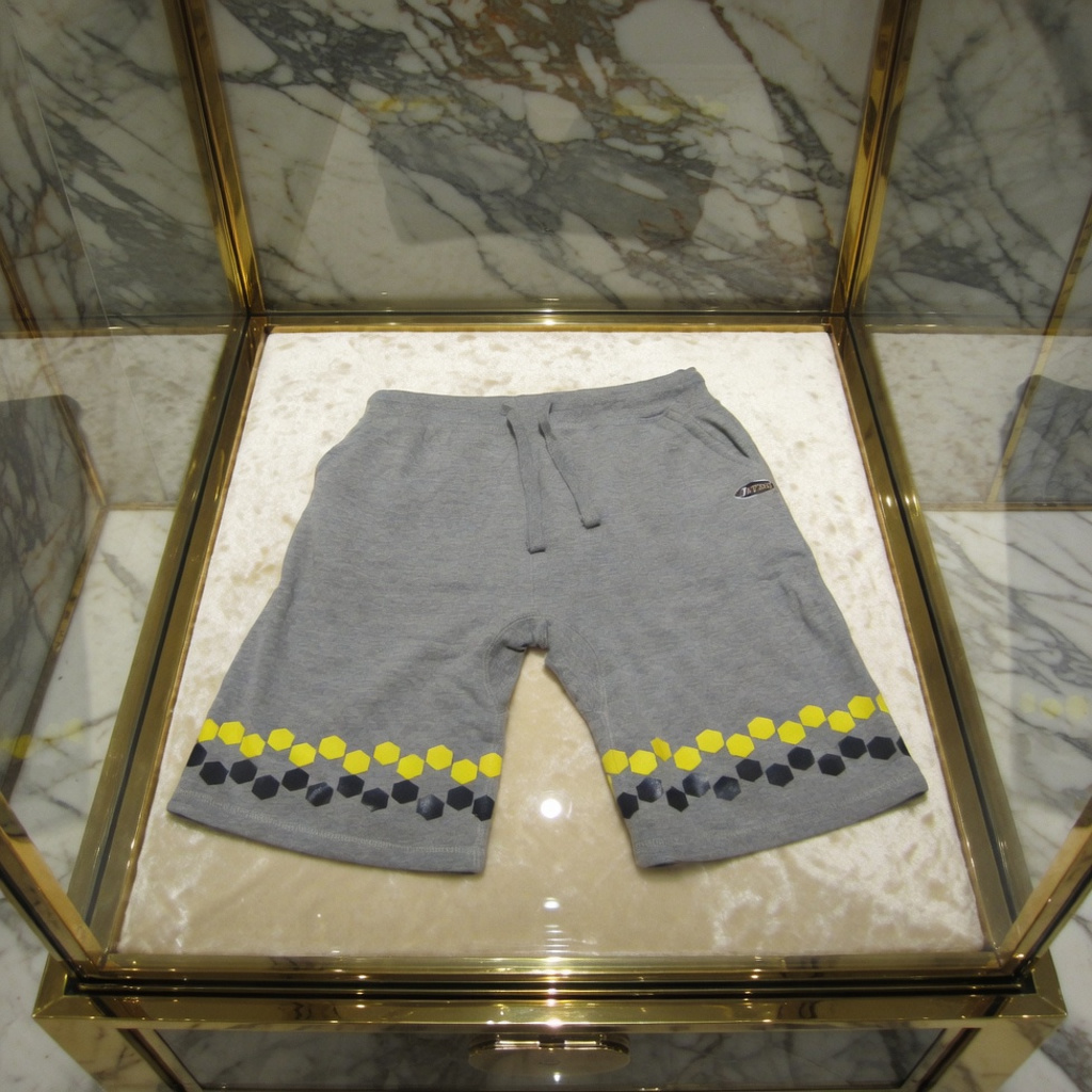 JATINI ONE OF ONE SHORTS. SIZE-XLARGE