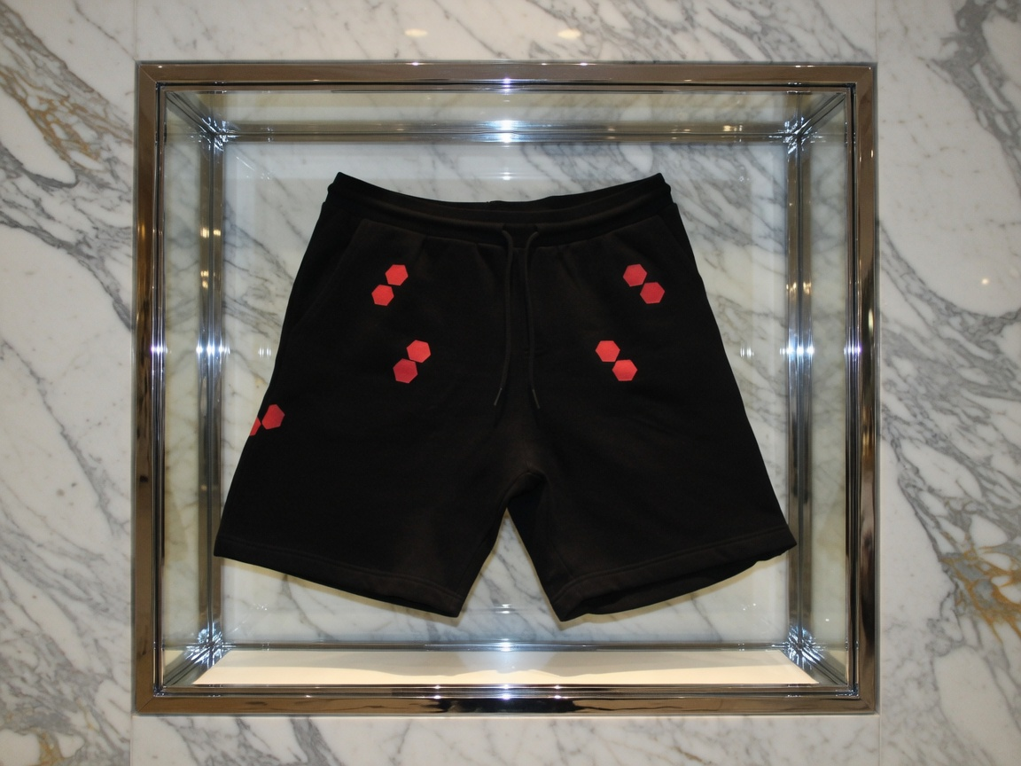 JATINI ONE OF ONE SHORTS. SIZE-LARGE
