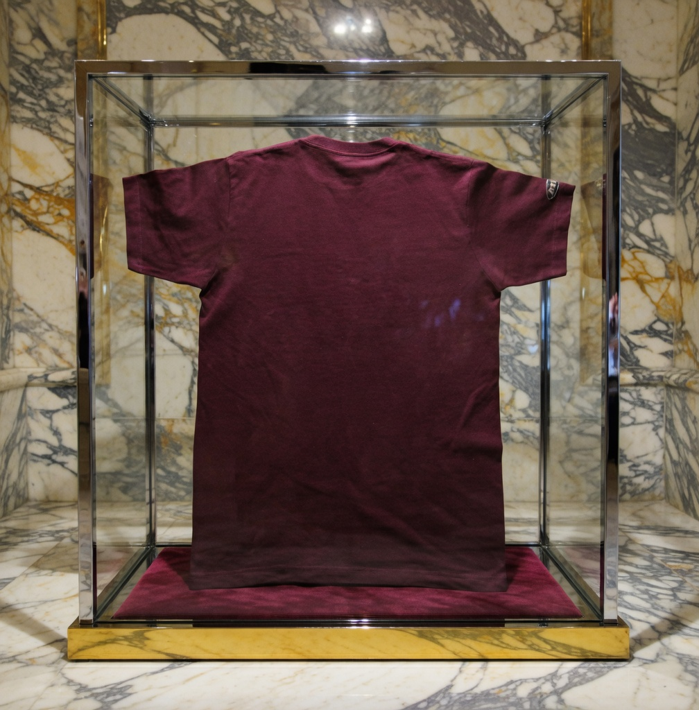 JATINI ONE OF ONE SIGNATURE TEE. SIZE-MEDIUM