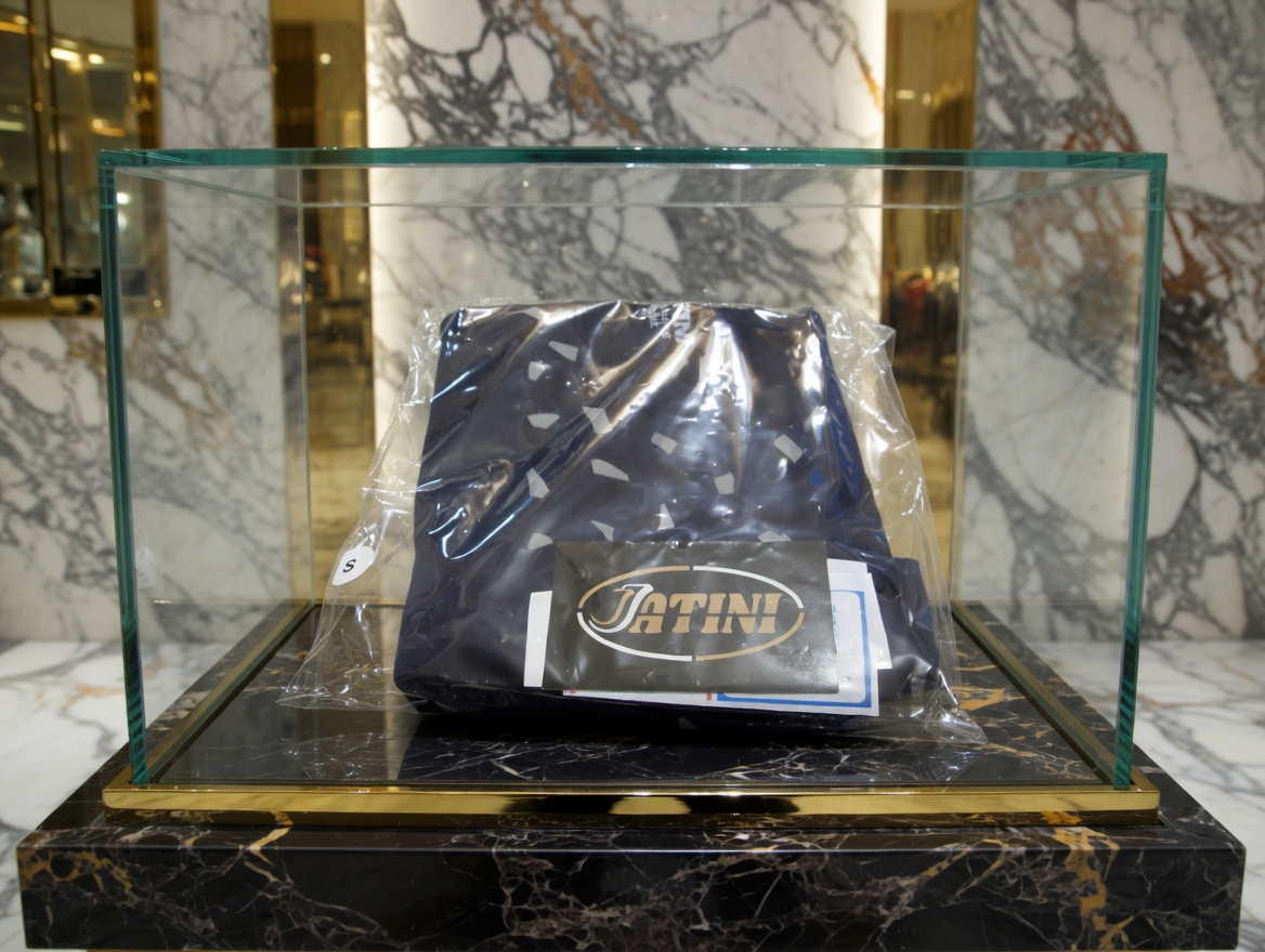 JATINI ONE OF ONE REFLECTIVE TEE. SIZE-SMALL