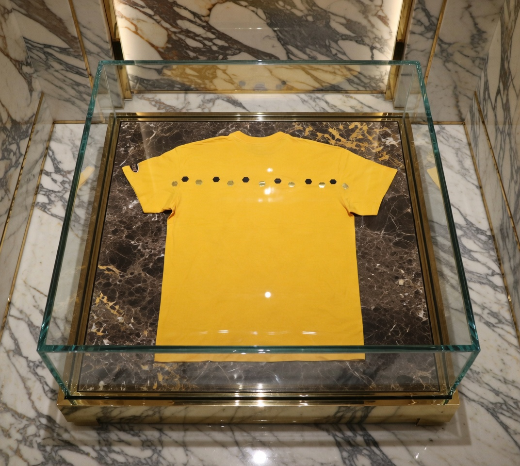 JATINI ONE OF ONE GOLD TEE. SIZE-XLARGE