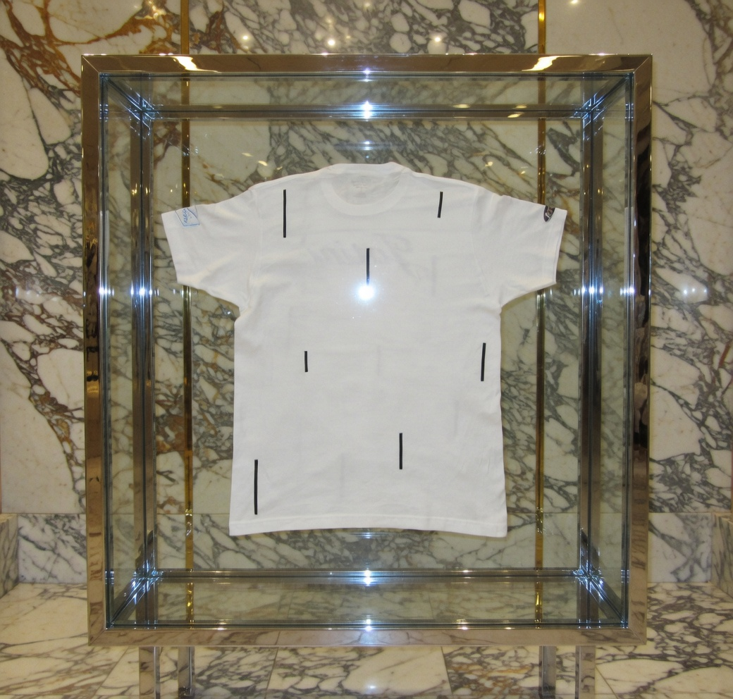 JATINI ONE OF ONE REFLECTIVE TEE. SIZE-LARGE