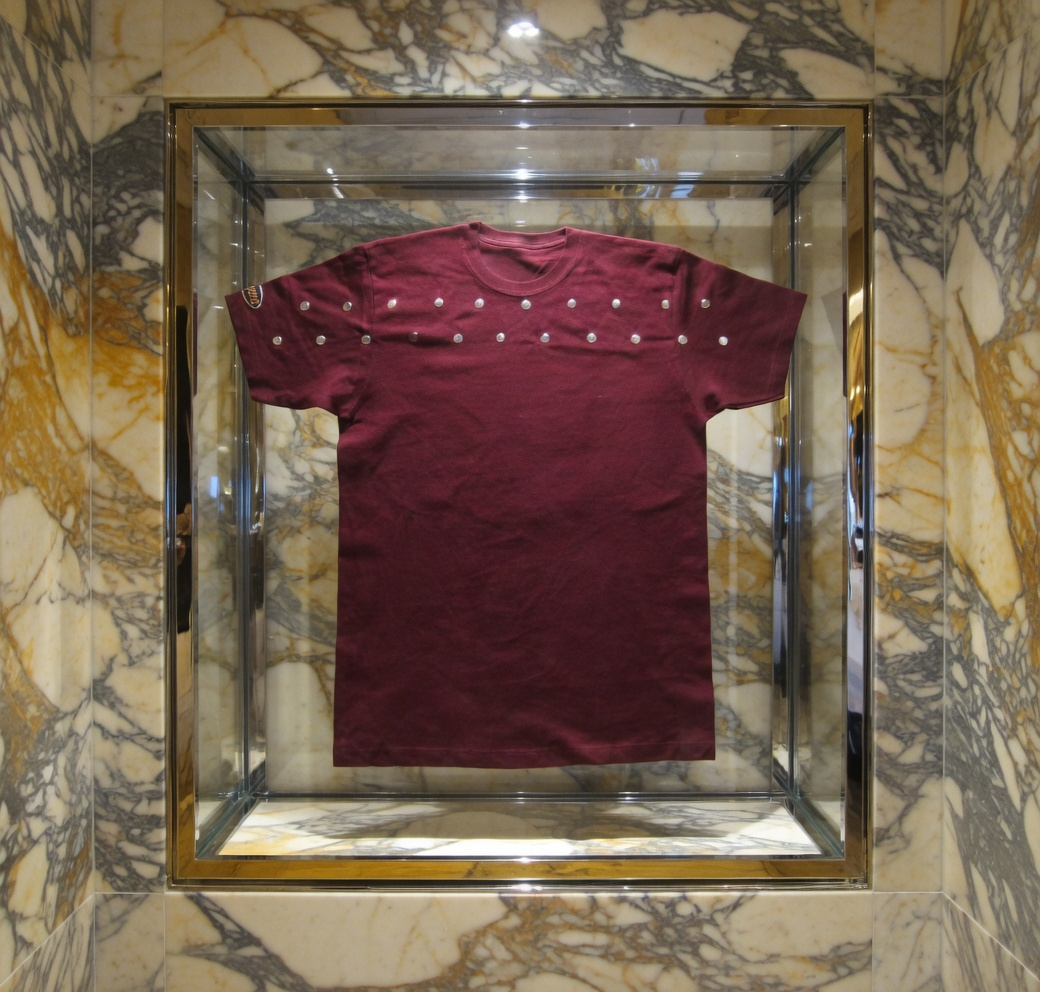 JATINI ONE OF ONE SILVER TEE. SIZE-LARGE