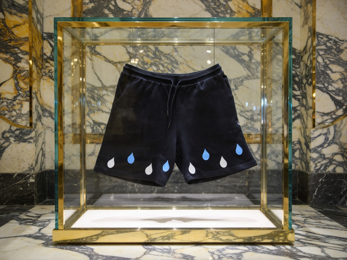 JATINI ONE OF ONE SHORTS. SIZE-XLARGE