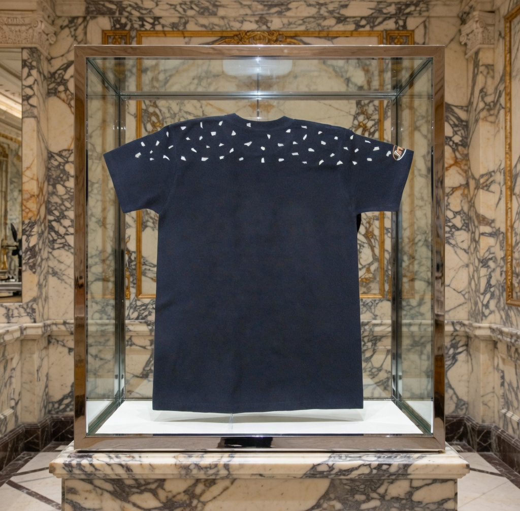 JATINI ONE OF ONE REFLECTIVE TEE. SIZE-SMALL