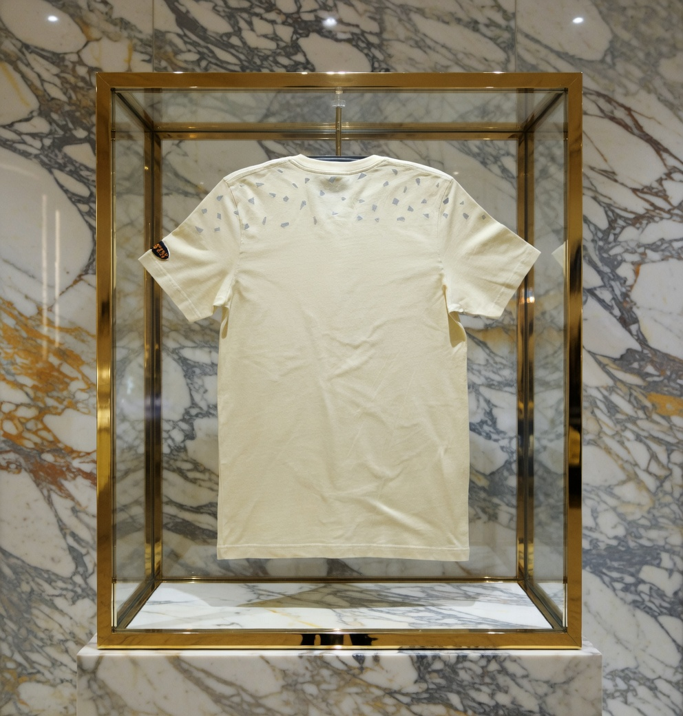 JATINI ONE OF ONE REFLECTIVE TEE. SIZE-MEDIUM