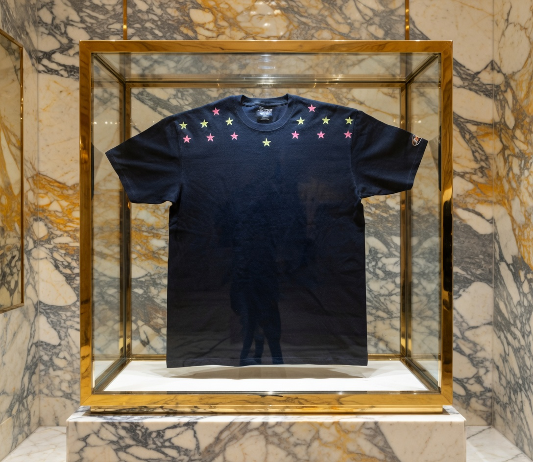 JATINI ONE OF ONE REFLECTIVE TEE. SIZE-XLARGE