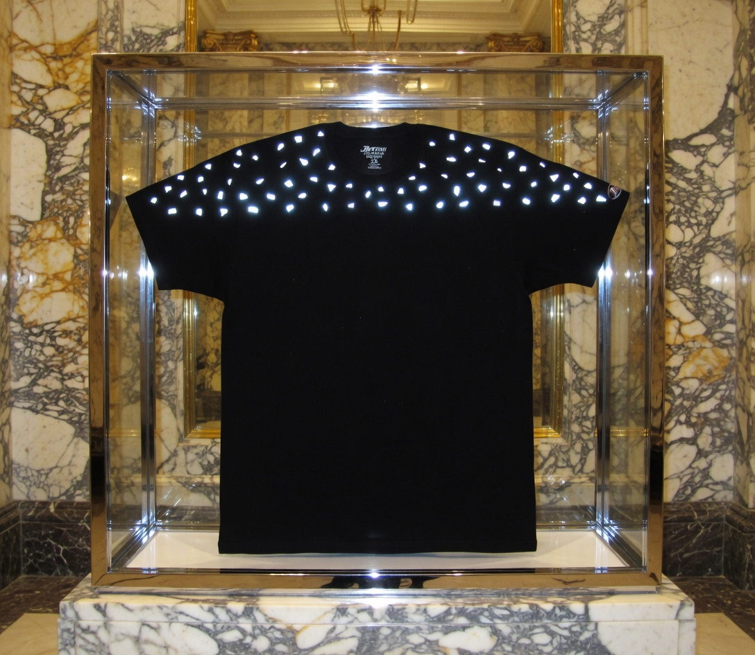 JATINI ONE OF ONE REFLECTIVE TEE. SIZE 2X-LARGE